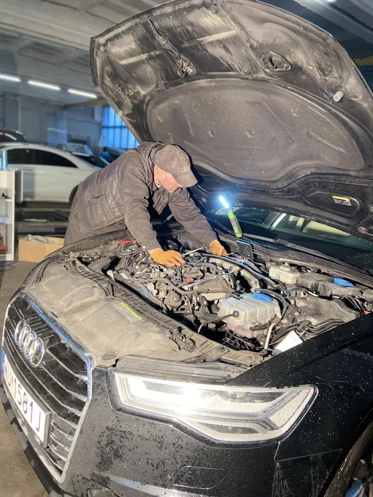 mechanik pracujący przy silniku auto serwis Warszawa Białołęka